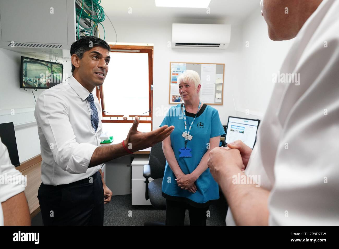 Prime Minister Rishi Sunak with Health Secretary Steve Barclay speaking to staff during a visit to Rivergreen Medical Centre in Nottingham. Picture date: Monday June 26, 2023. Stock Photo