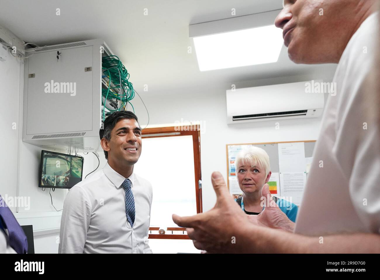 Prime Minister Rishi Sunak with Health Secretary Steve Barclay speaking to staff during a visit to Rivergreen Medical Centre in Nottingham. Picture date: Monday June 26, 2023. Stock Photo