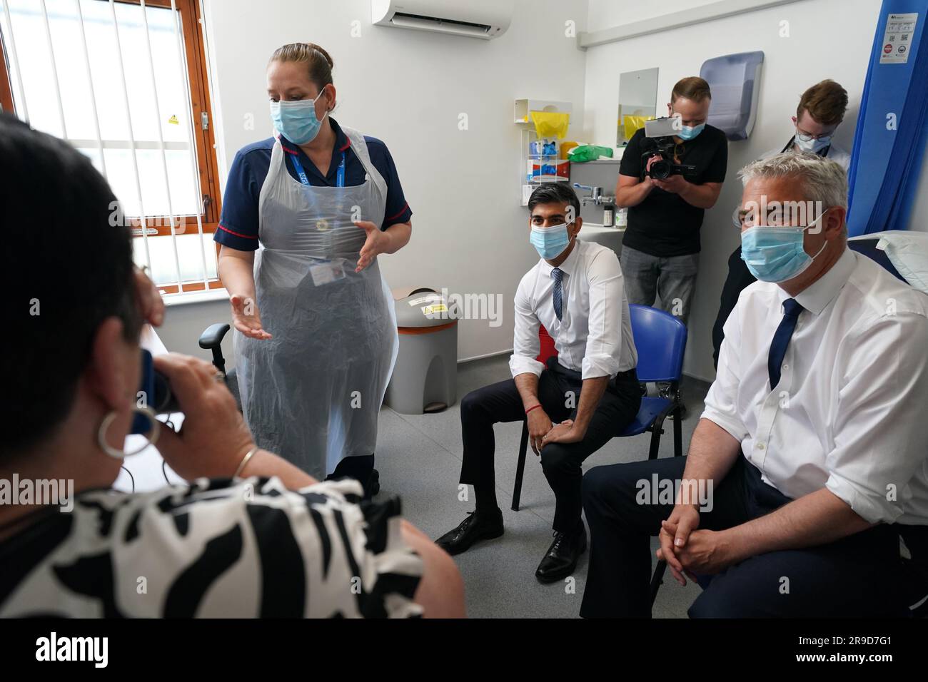 Prime Minister Rishi Sunak with Health Secretary Steve Barclay speaking to patient Susan (no surname given) as she takes a Spirometry Test during a visit to Rivergreen Medical Centre in Nottingham. Picture date: Monday June 26, 2023. Stock Photo
