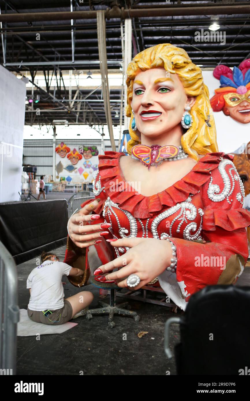 Artist working on large Mardi Gras float in Kern Studio Stock Photo - Alamy