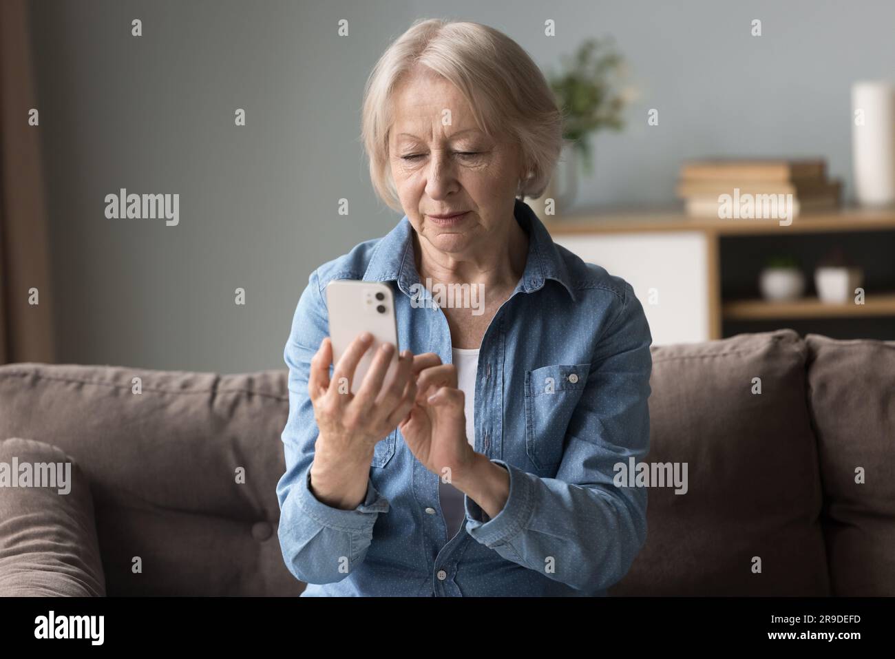 Middle aged woman phone hi-res stock photography and images - Alamy