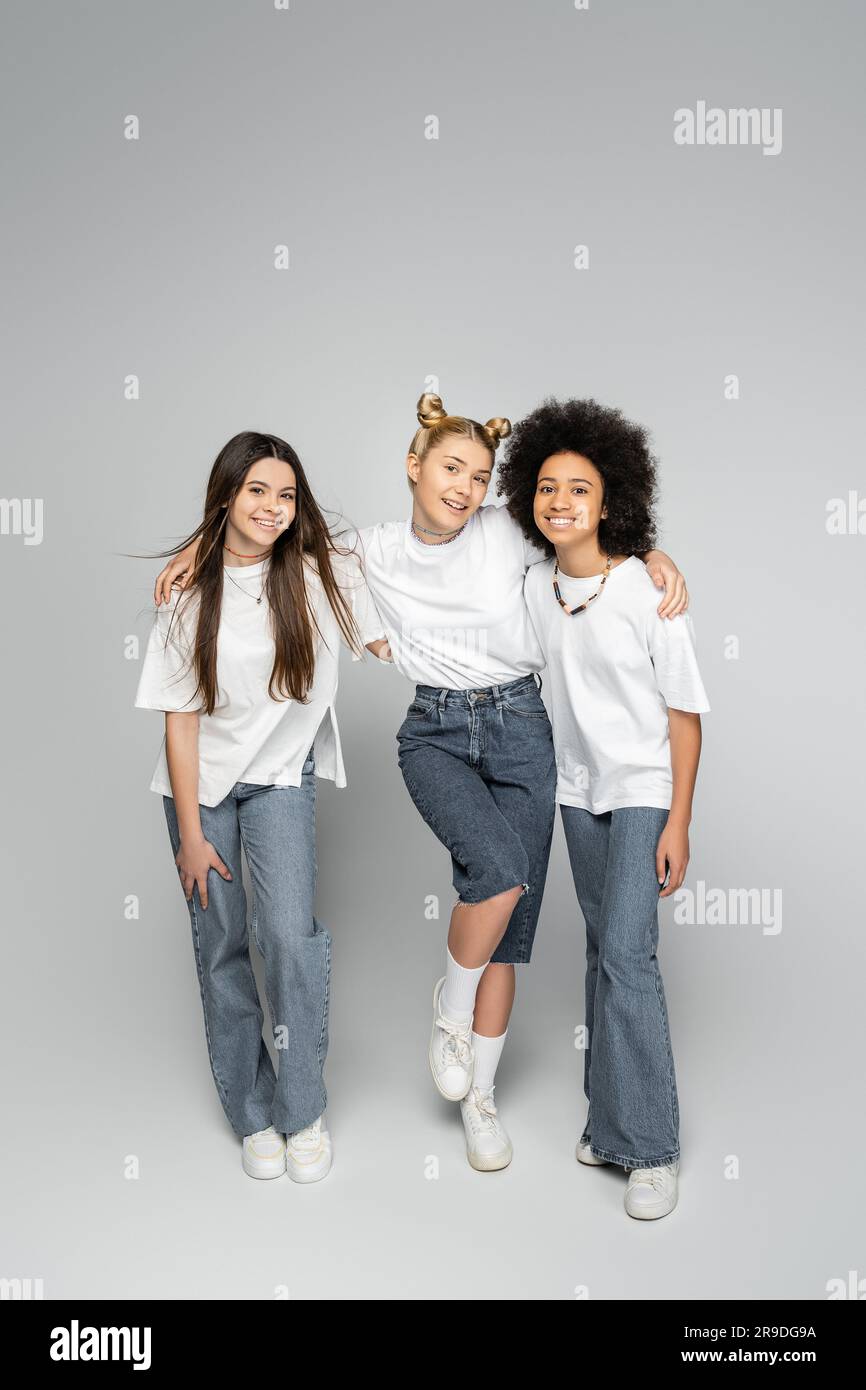 Teen girl friends group fashion hi-res stock photography and images - Alamy