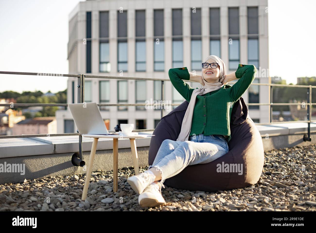Hijab woman benefits hi-res stock photography and images - Alamy