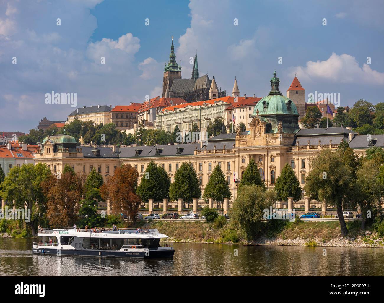 PRAGUE, CZECH REPUBLIC, EUROPE - Boat cruise on Vltava RIver passes the Straka Academy building, the office of the Czech Republic Government. Above le Stock Photo