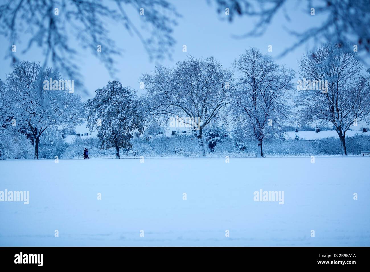 London urban snow hi-res stock photography and images - Alamy