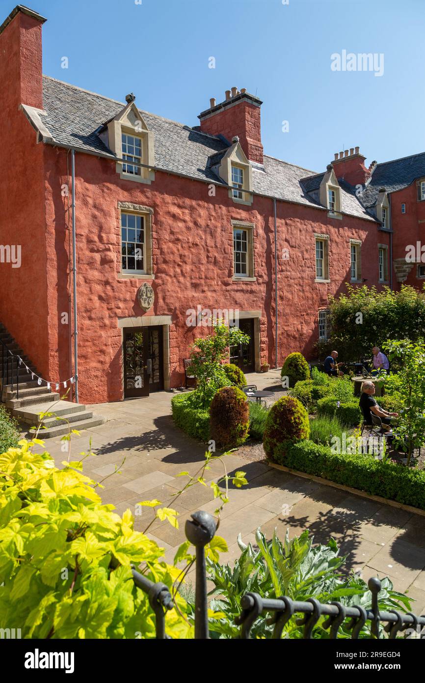 The outside cafe seating area at Abbot House, Dunfermline, Scotland. Stock Photo