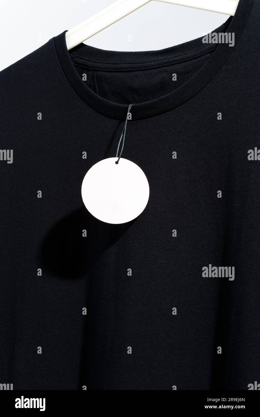 https://c8.alamy.com/comp/2R9EJ6N/black-t-shirt-with-blank-price-tag-on-hanger-2R9EJ6N.jpg
