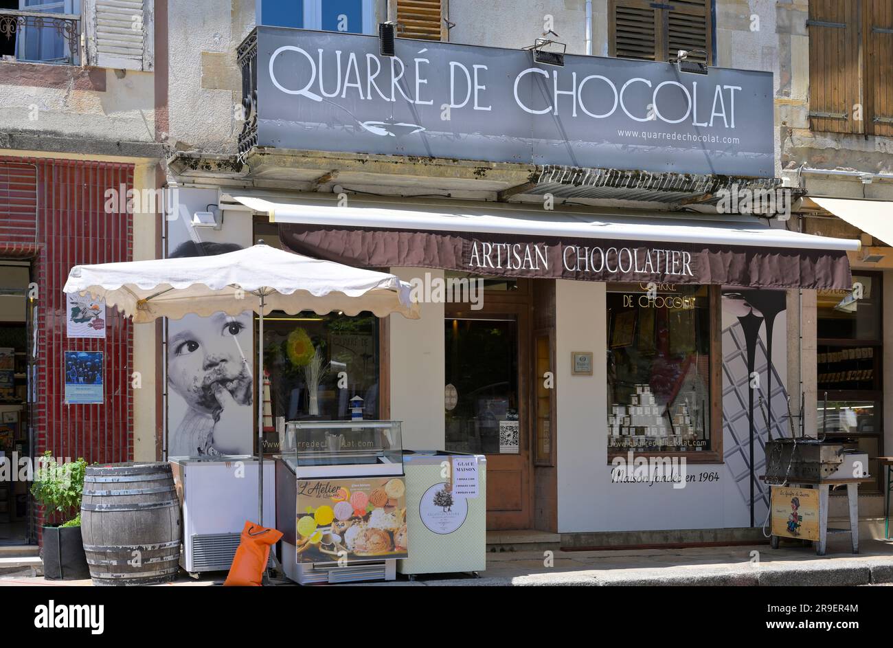 Quarre de Chocolat is an extremely popular waffle outlet in the village of Quarre les Tombes - expect a 1000 ft line and an hour wait, Yonne FR Stock Photo