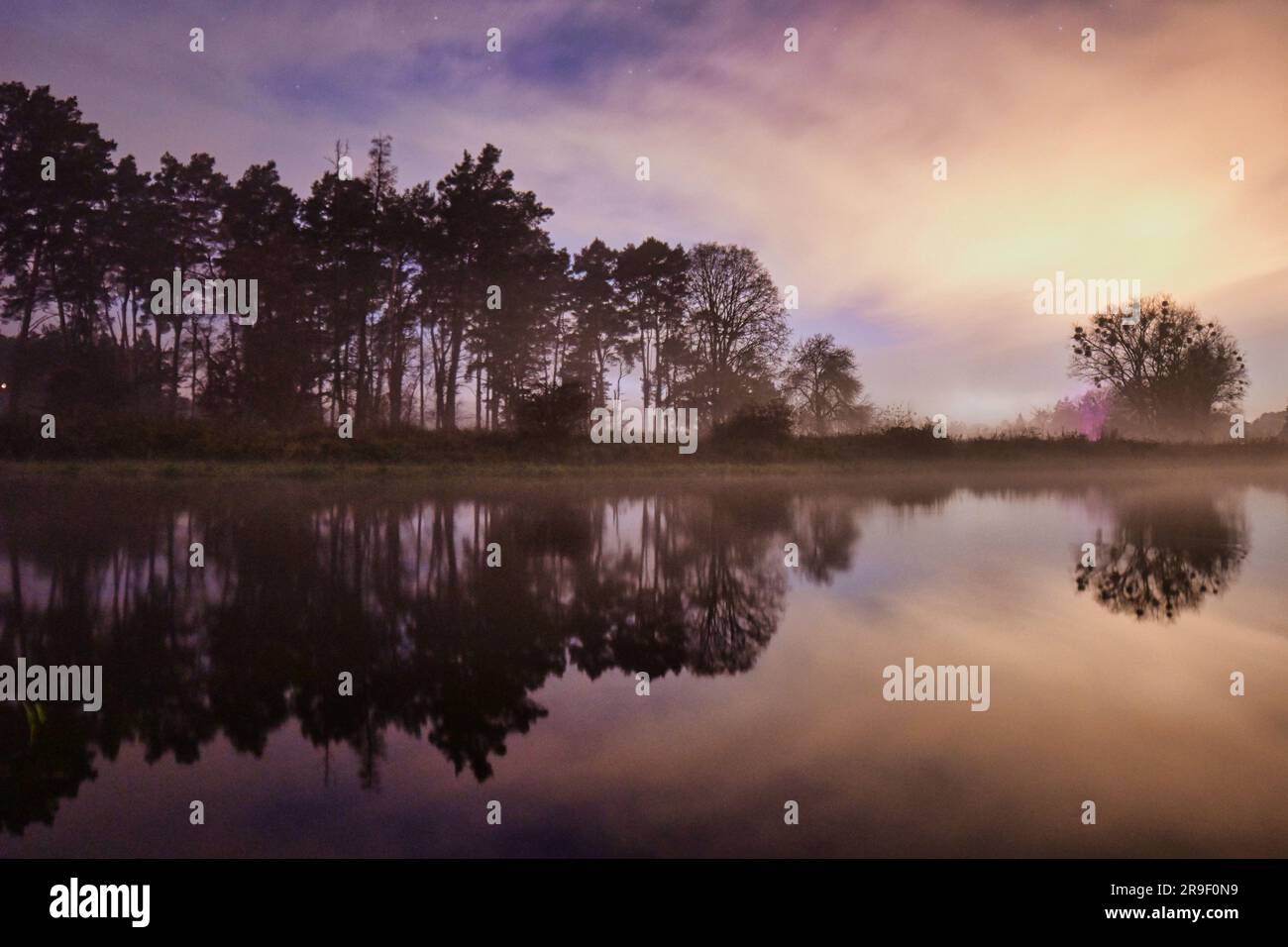 River full moon night hi-res stock photography and images - Alamy