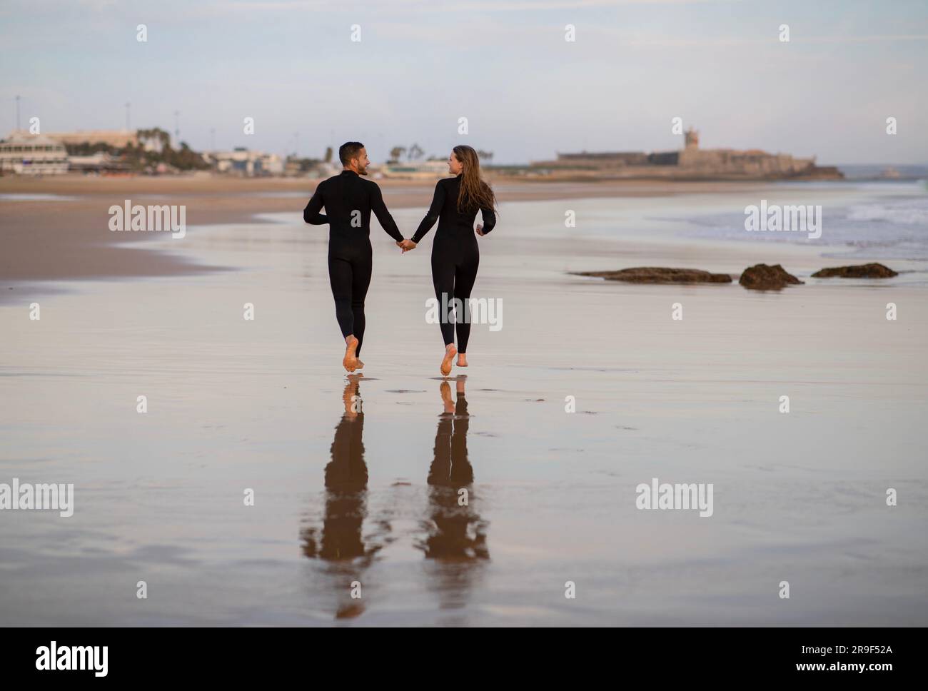 Rear view smiling tourists couple hi-res stock photography and images ...
