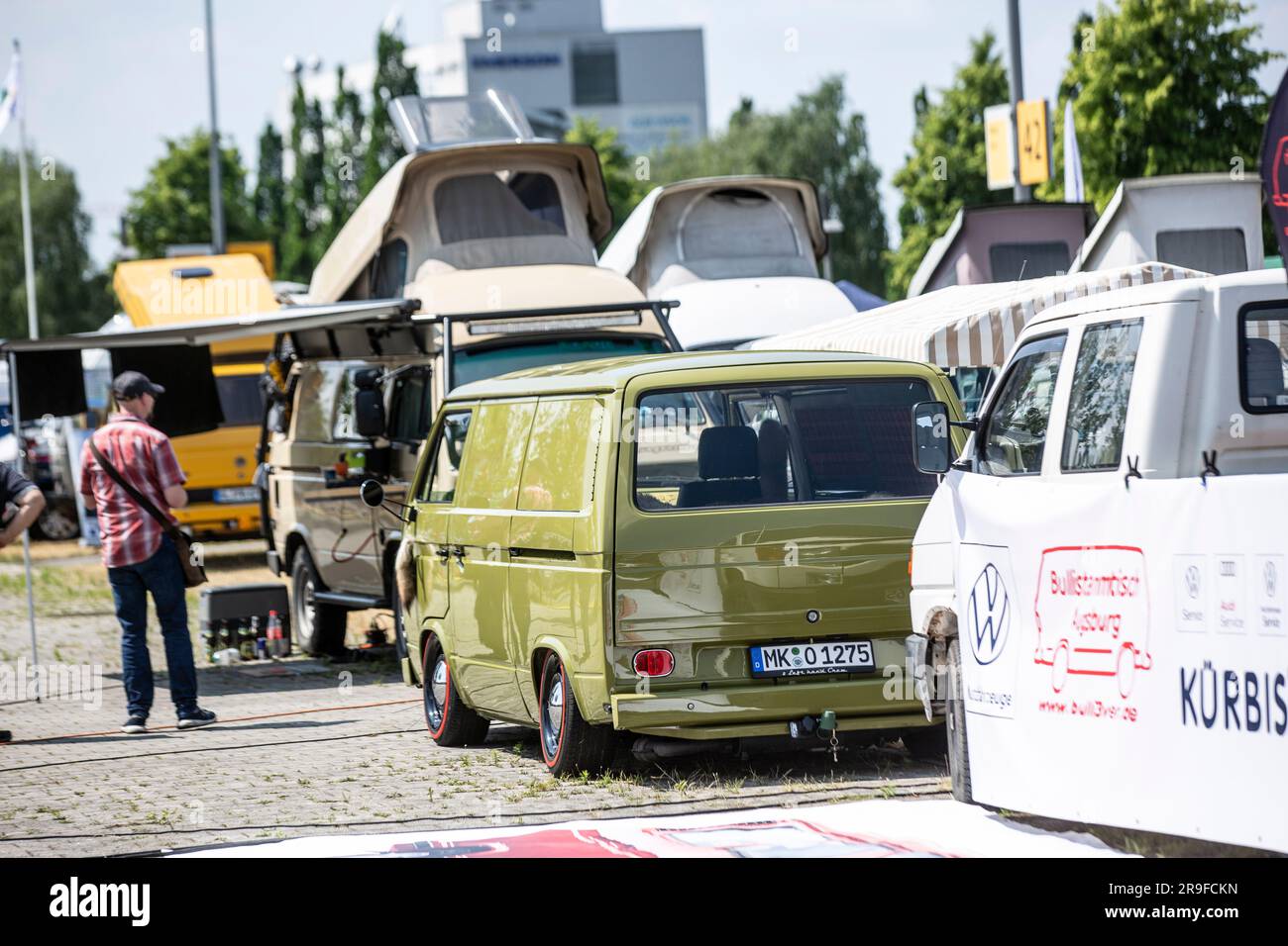 Extrem tiefergelegter VW Bus T3 mit Fuchsschwanz am SpiegelVW Bus Festival 2023 Stock Photo