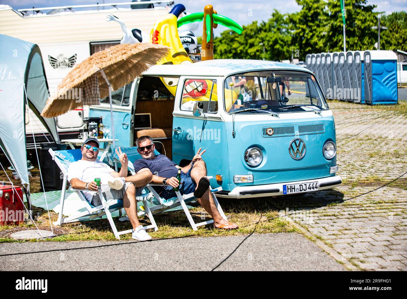 VW Bus Festival 2023 Zwei Fans campen vor ihrem historischen VW Bus T2