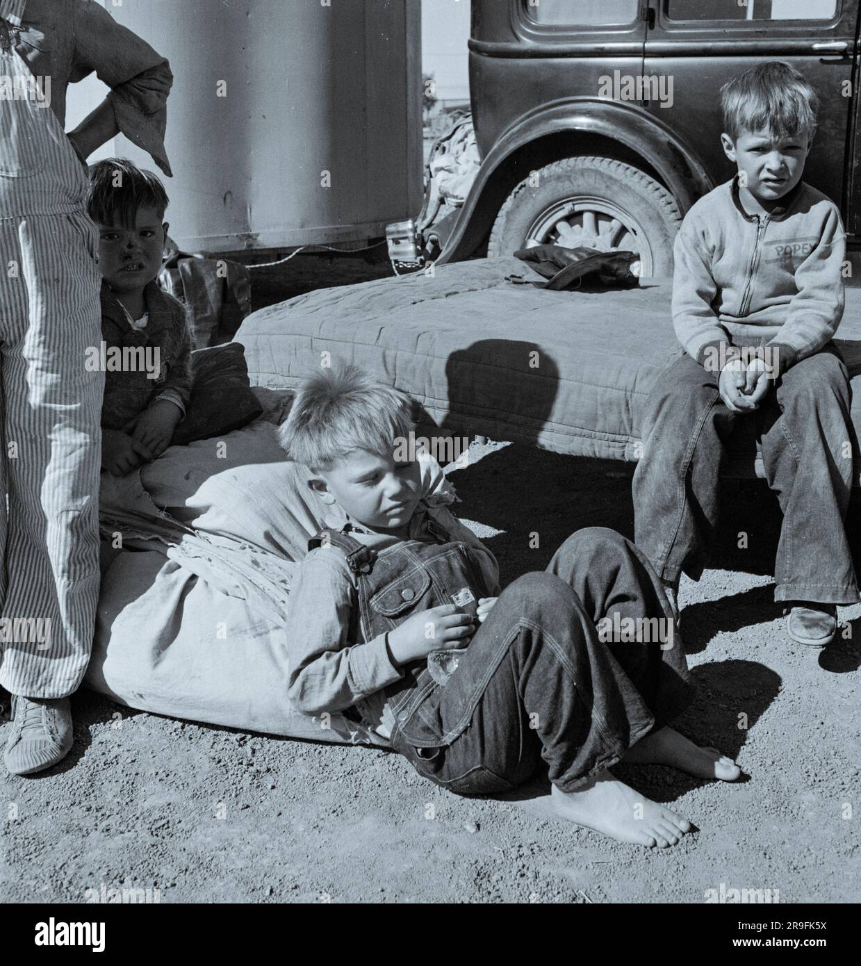Photographer Dorothea Lange photographs America during and after the ...