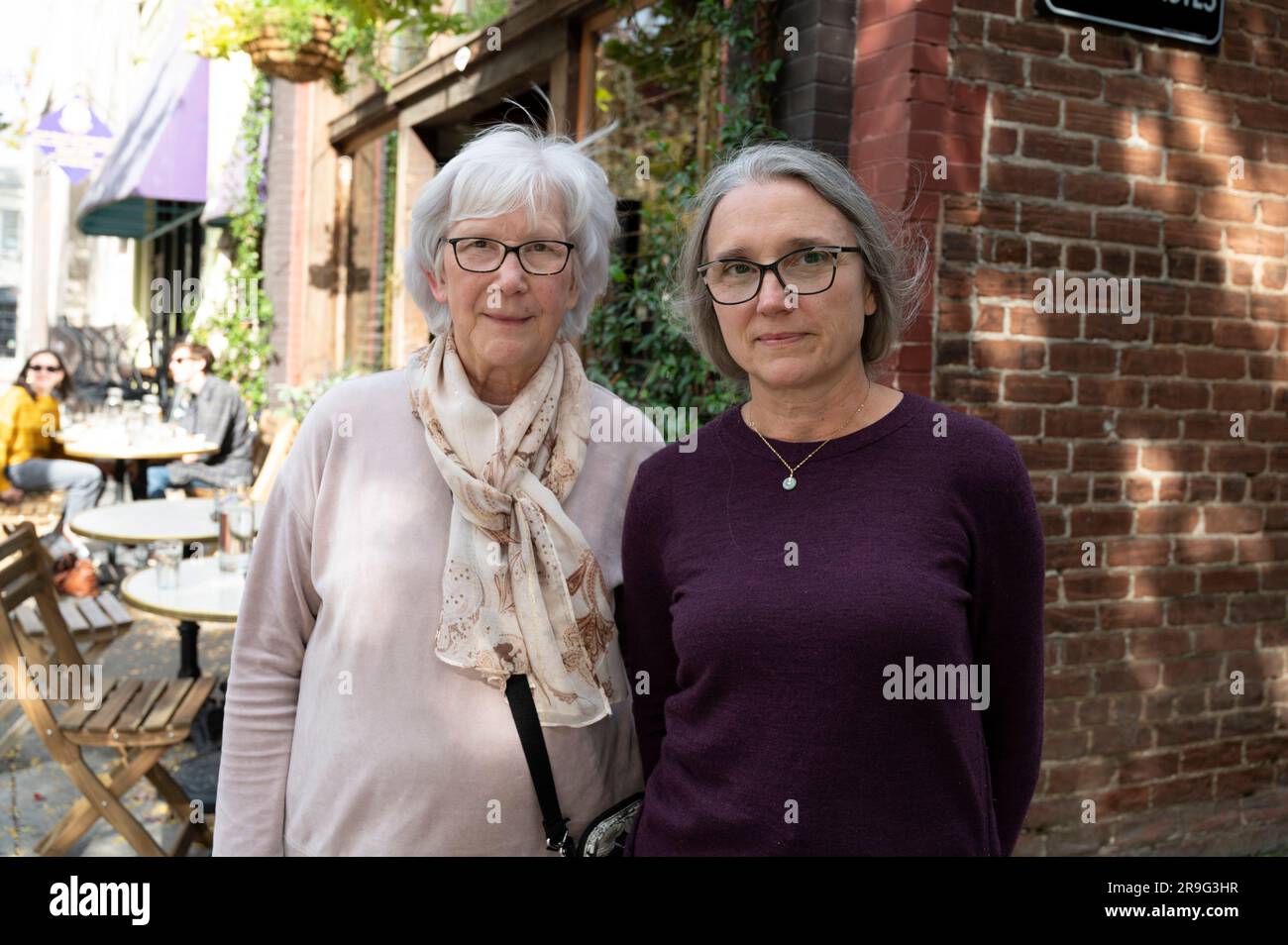 Johns Creek, Georgia, USA. 25th Oct, 2022. Betty Schwatz and daughter Donna Schwartz in Johns Creek, Georgia Credit: Robin Rayne/ZUMA Wire/Alamy Live News Stock Photo