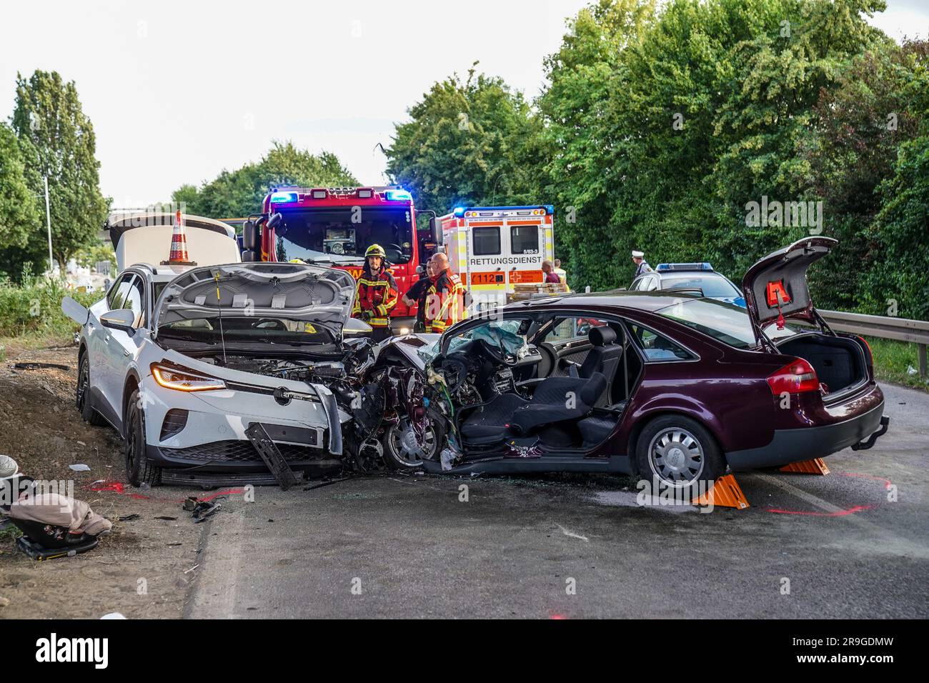 Wernau, Germany. 26th June, 2023. Rescue services, fire department and police are on duty at the scene of an accident. Four people were injured in a head-on collision between two cars in Wernau (Esslingen district). On Monday evening, a 24-year-old man drove his car into the oncoming lane for an unknown reason, according to police. Subsequently, his vehicle collided with an oncoming car. (to dpa 'Two cars collide head-on - four injured') Credit: Boehmler/Kohls/SDMG/dpa/Alamy Live News Stock Photo