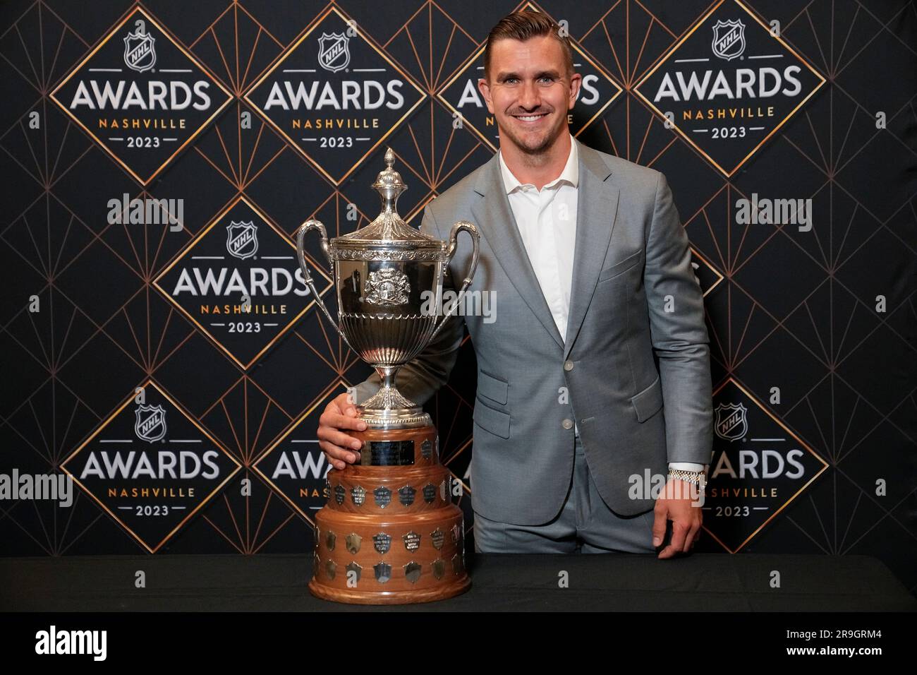 Mikael Backlund wins King Clancy Memorial Trophy