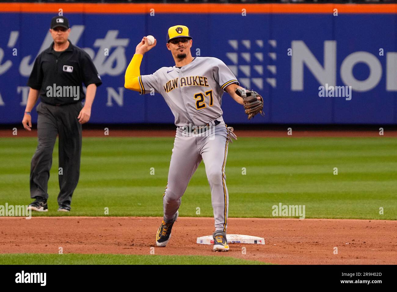 Download Milwaukee Brewers Willy Adames Wallpaper