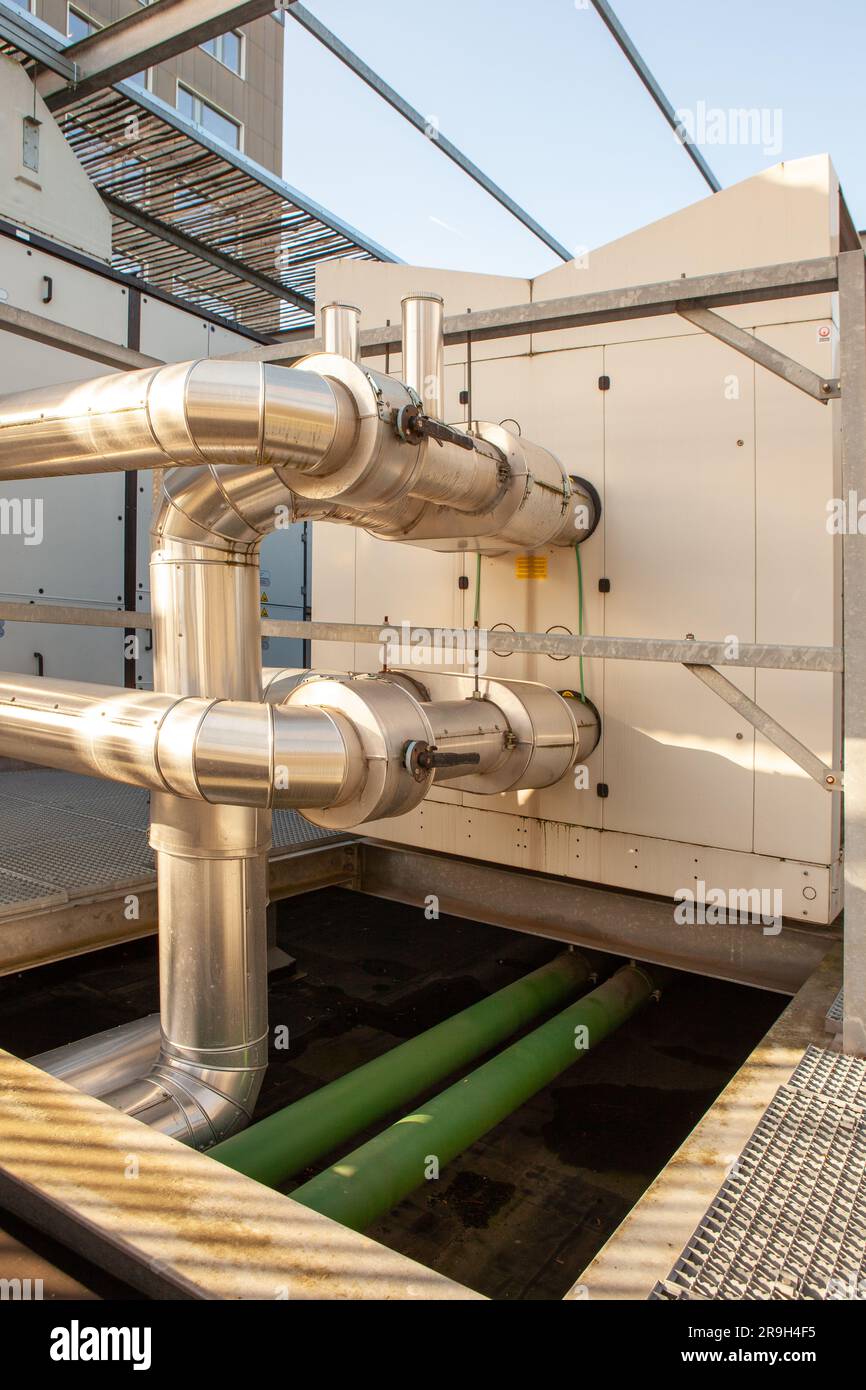 on an flat roof there cooling air conditioning on an big building Stock ...
