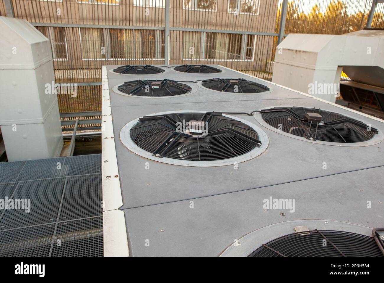 on an flat roof there cooling air conditioning on an big building Stock ...