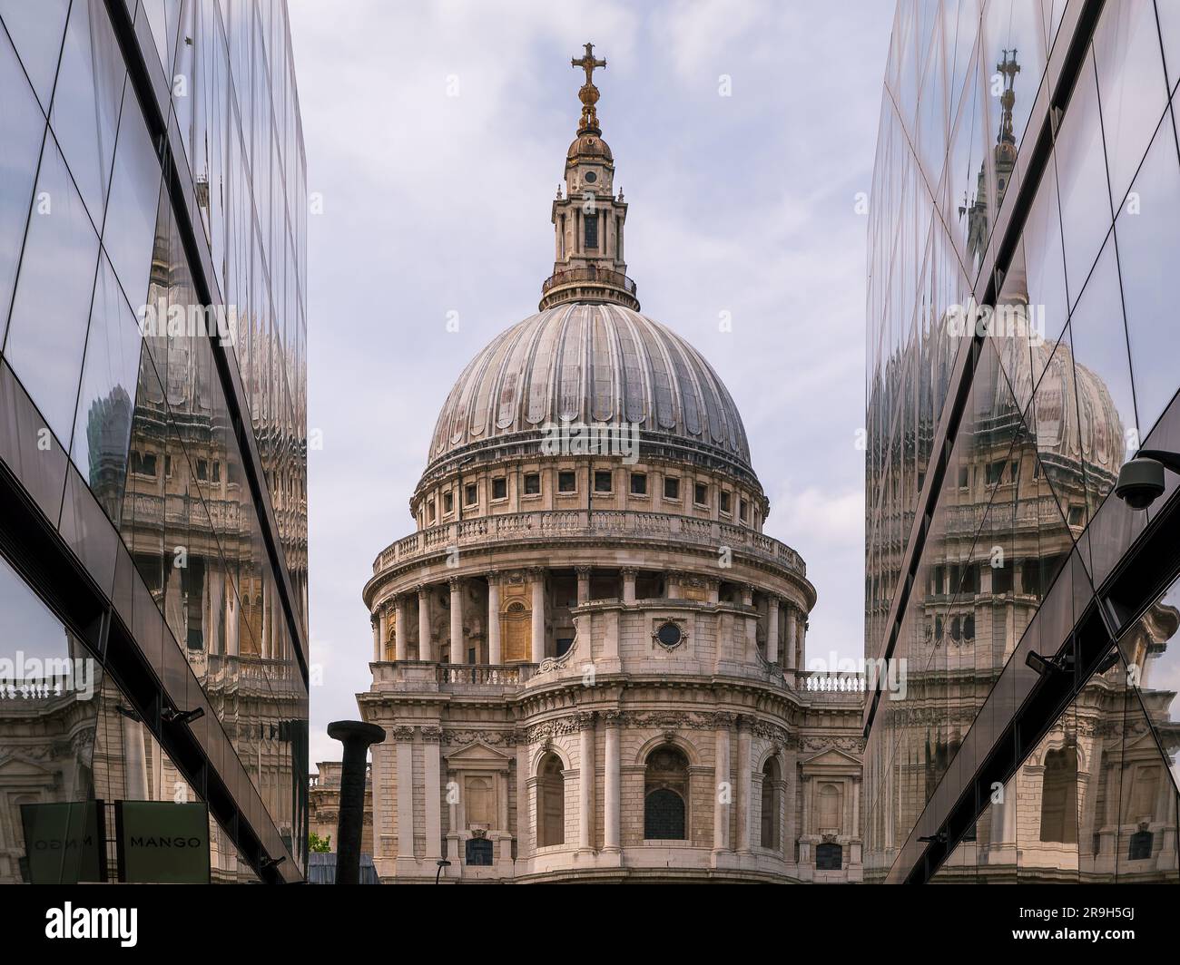 06.23.23. London, United kingdom. St Pauls cathedral is most popular touristical church in London city. Splendid interior spaces and amazing arts on t Stock Photo
