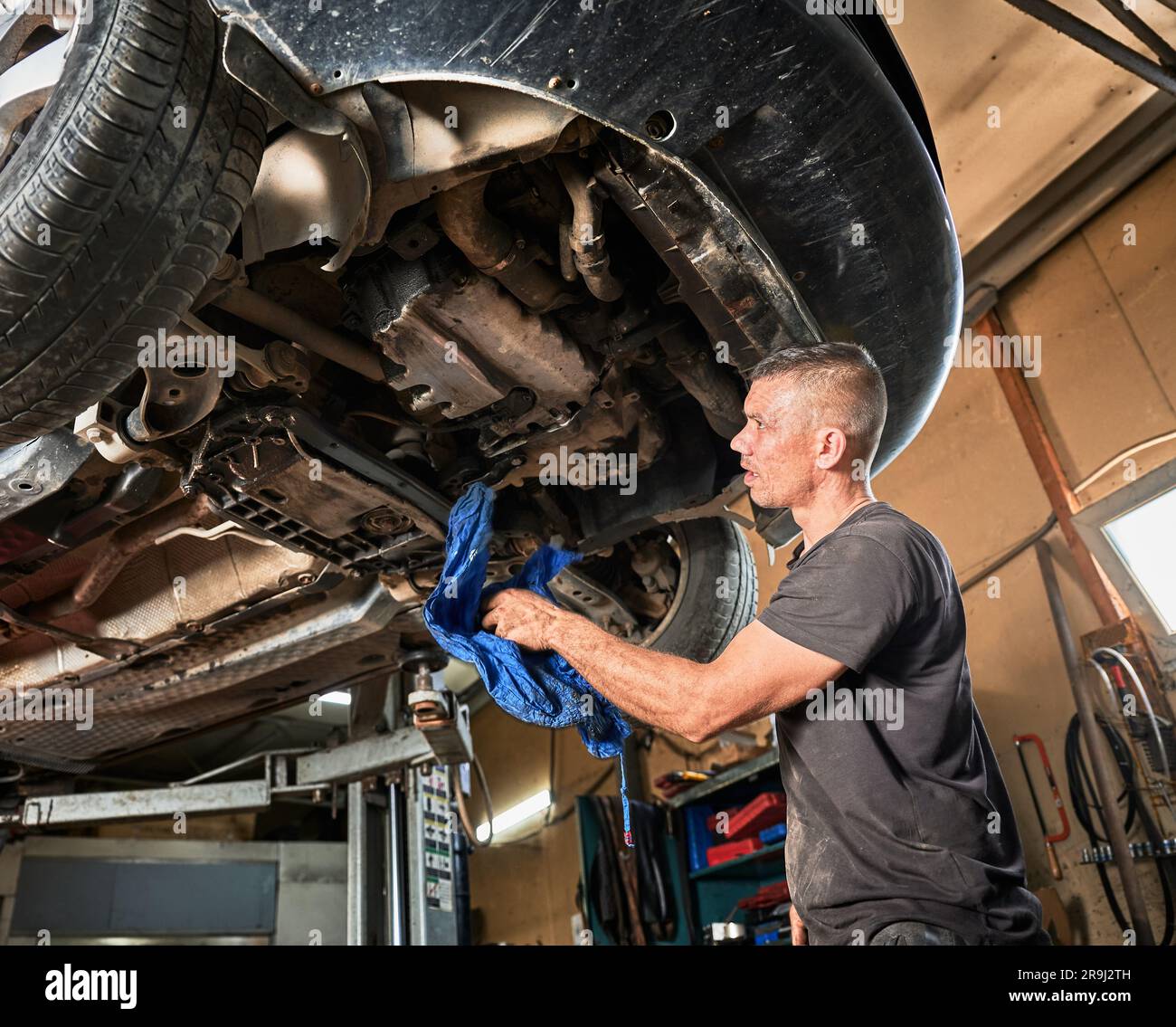 Maintenance center for automobiles hi-res stock photography and images ...