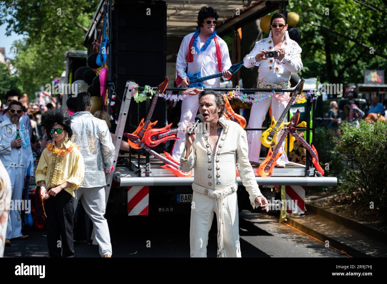 28.05.2023, Berlin, Germany, Europe - An Elvis impersonator wearing an Elvis costume sings classic Elvis Presley songs at the Carnival of Cultures. Stock Photo