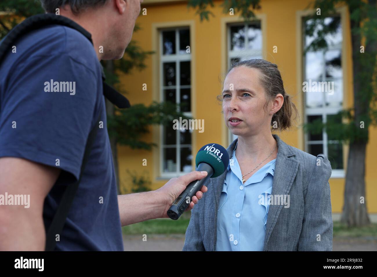 Altentreptow, Germany. 27th June, 2023. Claudia Tupeit, police press officer, informs journalists outside the school of the 13-year-old who died after suspected drug abuse. After the death of the girl presumably by taking an ecstasy pill, four suspects have been arrested. According to police, they are people aged 16, 17, 17 and 37 years. Credit: Bernd Wüstneck/dpa/Alamy Live News Stock Photo