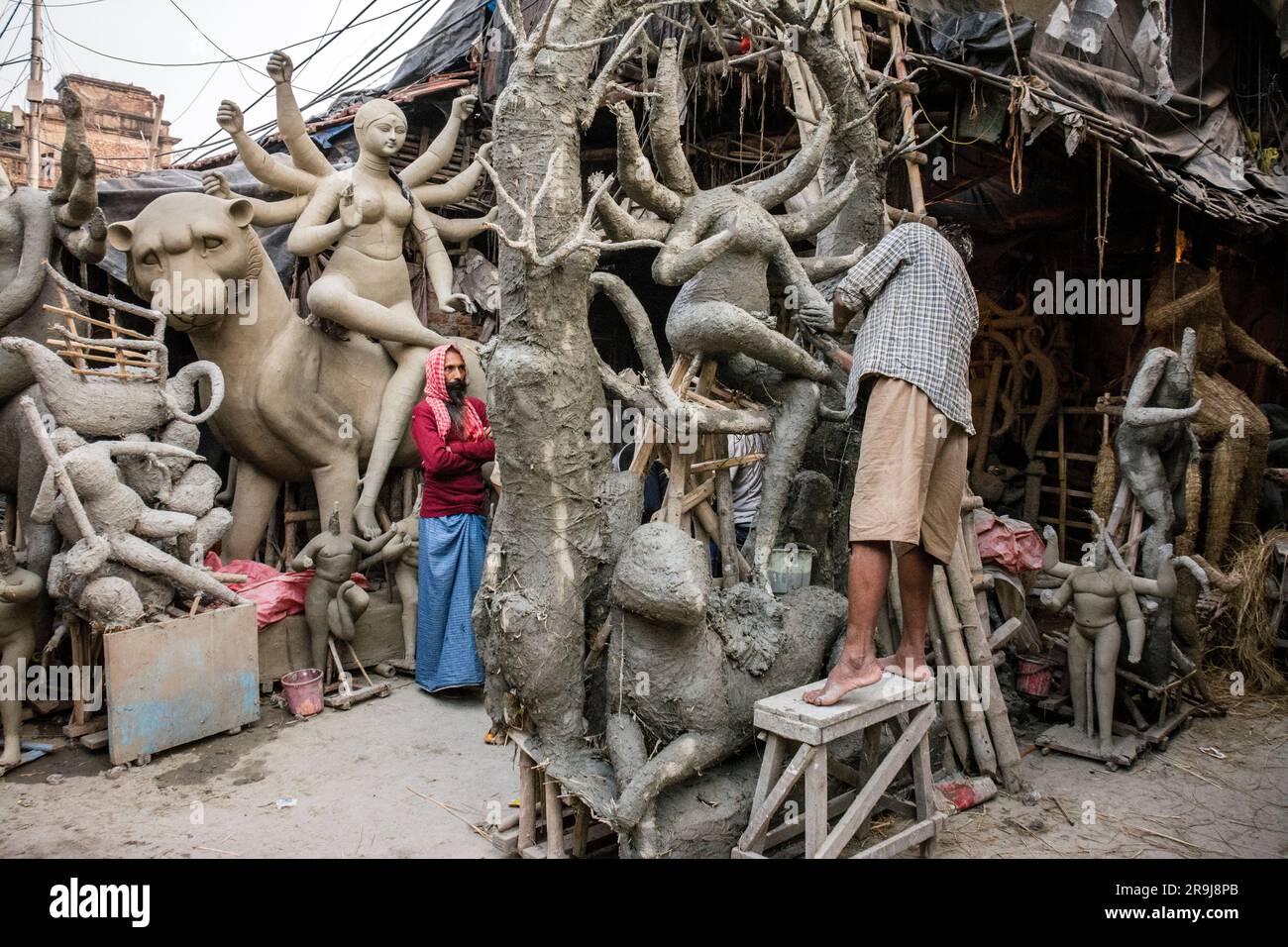 A statue maker works in Kumortuli, Kolkata, India Stock Photo - Alamy