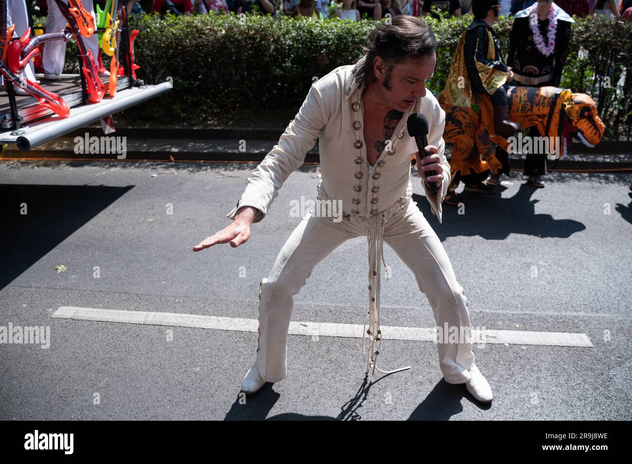 Elvis Presley il re famosi personaggi in costume cercare di essere  fotografato con i turisti per suggerimenti lungo la Hollywood Boulevard  Foto stock - Alamy