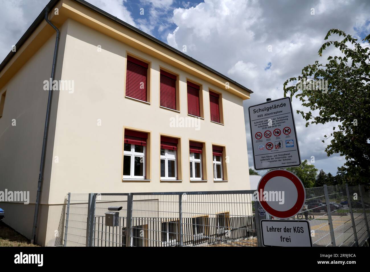 27 June 2023, Mecklenburg-Western Pomerania, Altentreptow: View of the school of the 13-year-old who died after suspected drug abuse. Four suspects have been arrested after the girl's death allegedly caused by taking an ecstasy pill. They are aged 16, 17, 17 and 37, according to police. Photo: Bernd Wüstneck/dpa Stock Photo