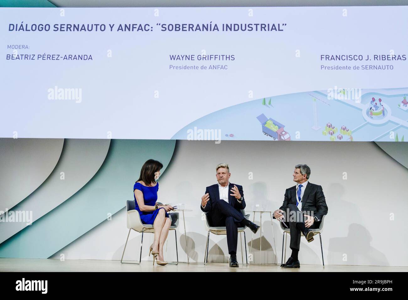 The president of Cupra, Wayne Griffiths (c) and the president of