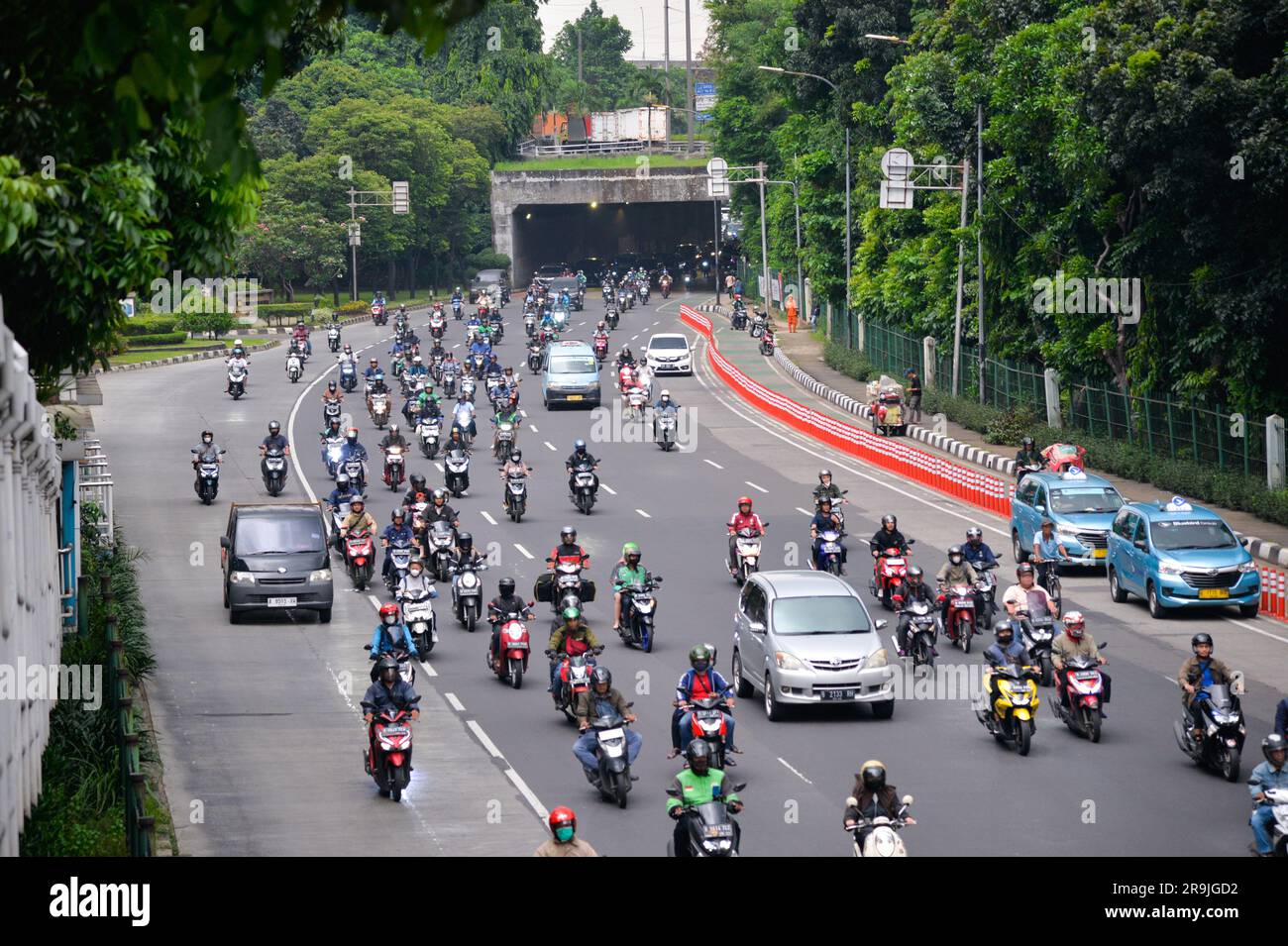 Jakarta. 27th June, 2023. This photo taken on June 27, 2023 shows vehicles moving on a road ahead of Eid al-Adha in Jakarta, Indonesia. Many people left the capital city of Jakarta and headed for hometown ahead of the Eid al-Adha. Credit: Xu Qin/Xinhua/Alamy Live News Stock Photo