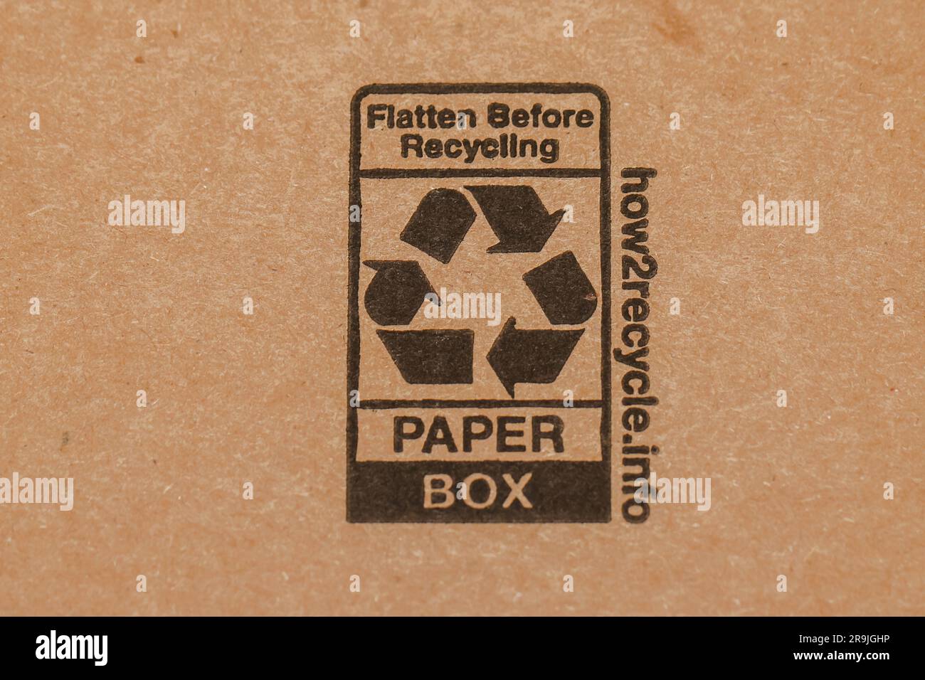 Recycle Logo on Carton Box. How to Recycle instructions printed on a Paper Box. Flatten Before Recycling information message. how 2 recycle recycling Stock Photo