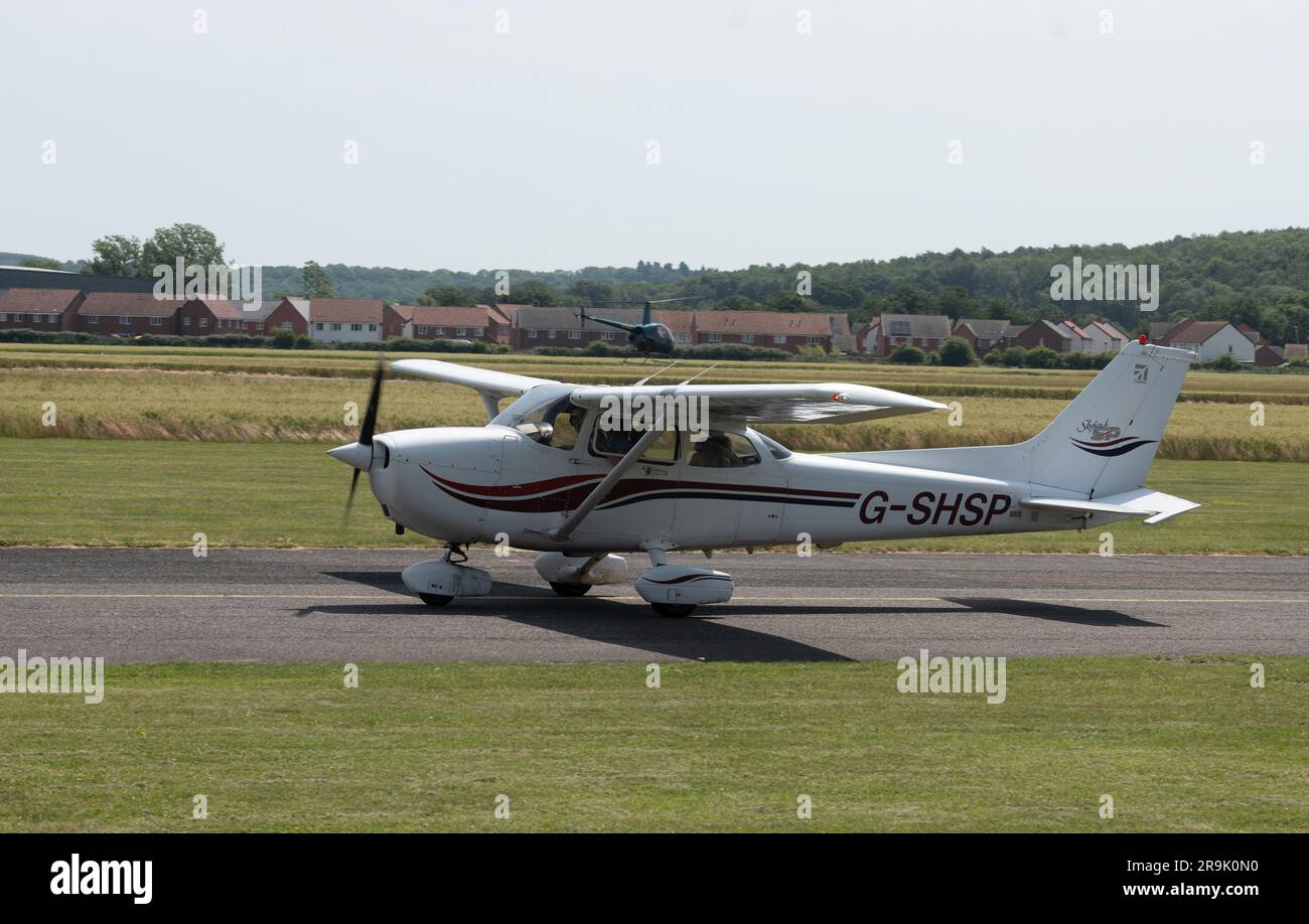 Cessna 172S Skyhawk at Wellesbourne Airfield, Warwickshire, UK (G-SHSP) Stock Photo