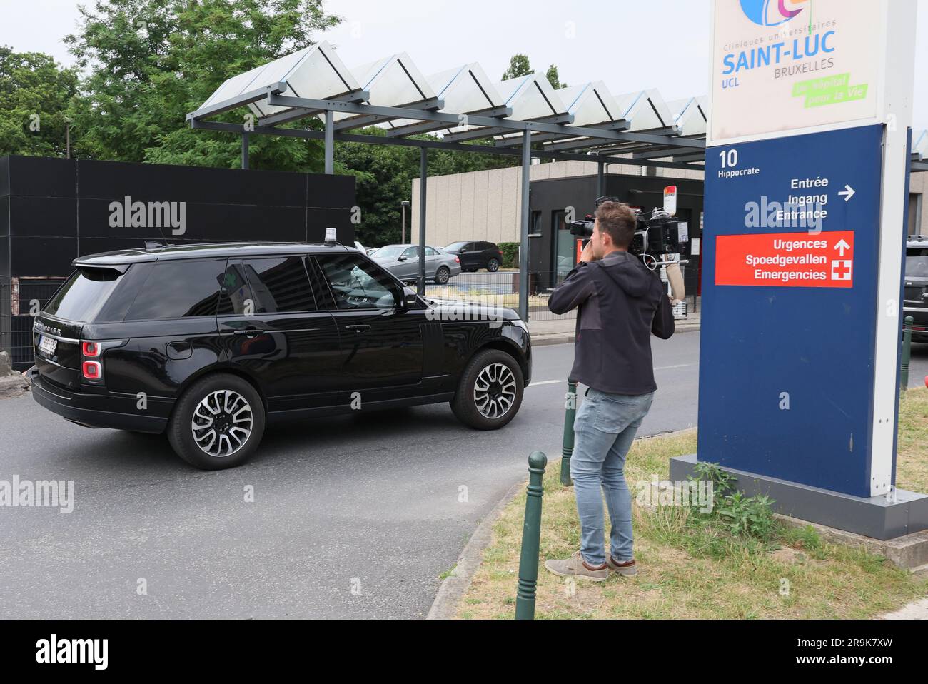 Brussels, Belgium. 27th June, 2023. A security car, following members of  the royal family, arrives at the Saint-Luc hospital in Brussels, Tuesday 27  June 2023. 89-year-old King Albert II has been admitted