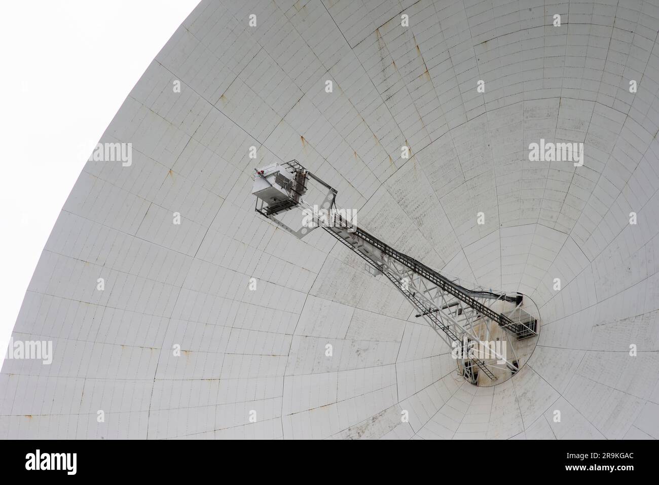 The antenna amplifier and receiver in the centre of the 76 metre reflector dish on the Lovell radio telescope at Jodrell Bank astrophysics centre Stock Photo