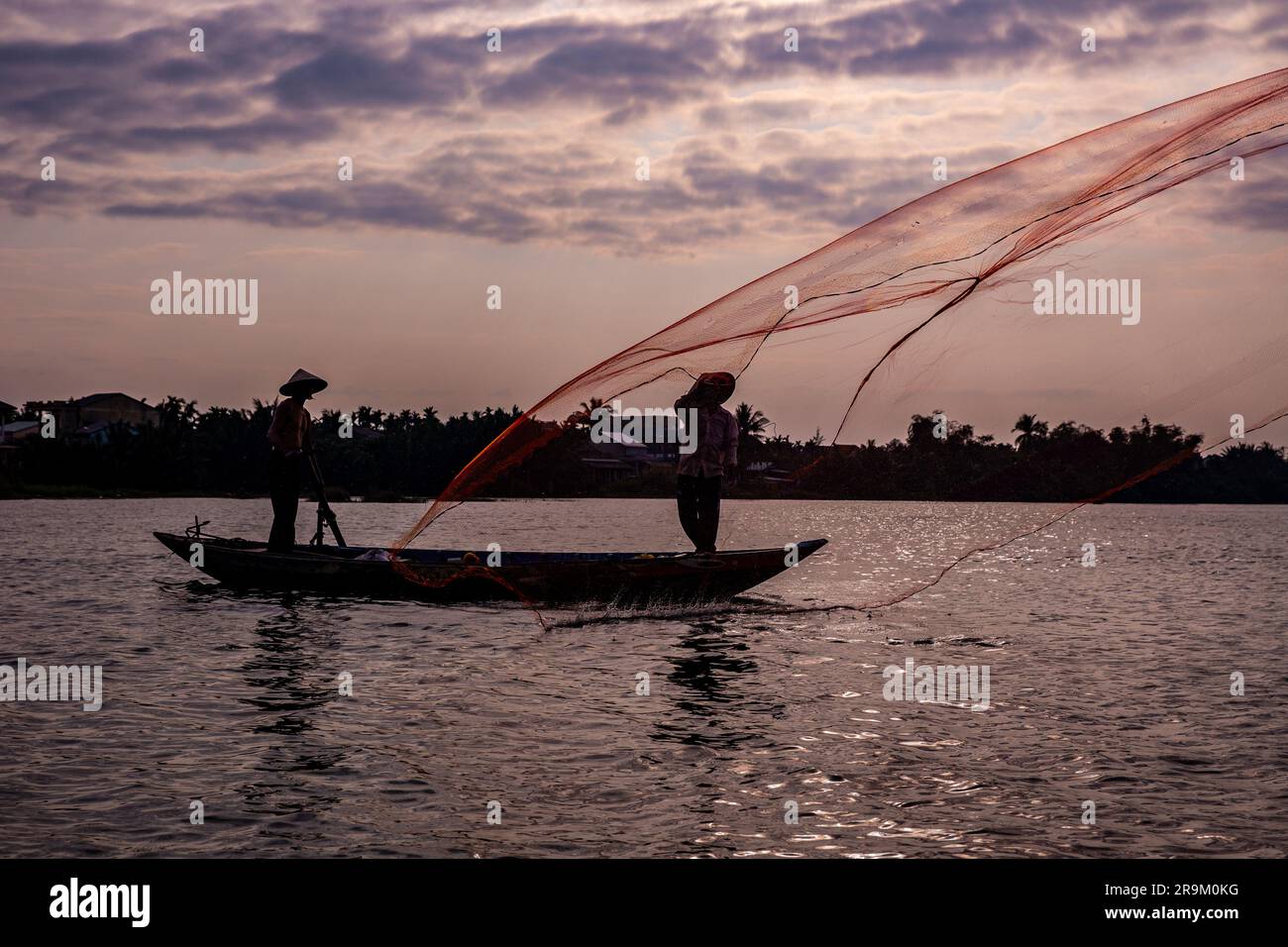 https://c8.alamy.com/comp/2R9M0KG/vietnamese-fisherman-throwing-a-net-to-catch-food-for-the-village-2R9M0KG.jpg