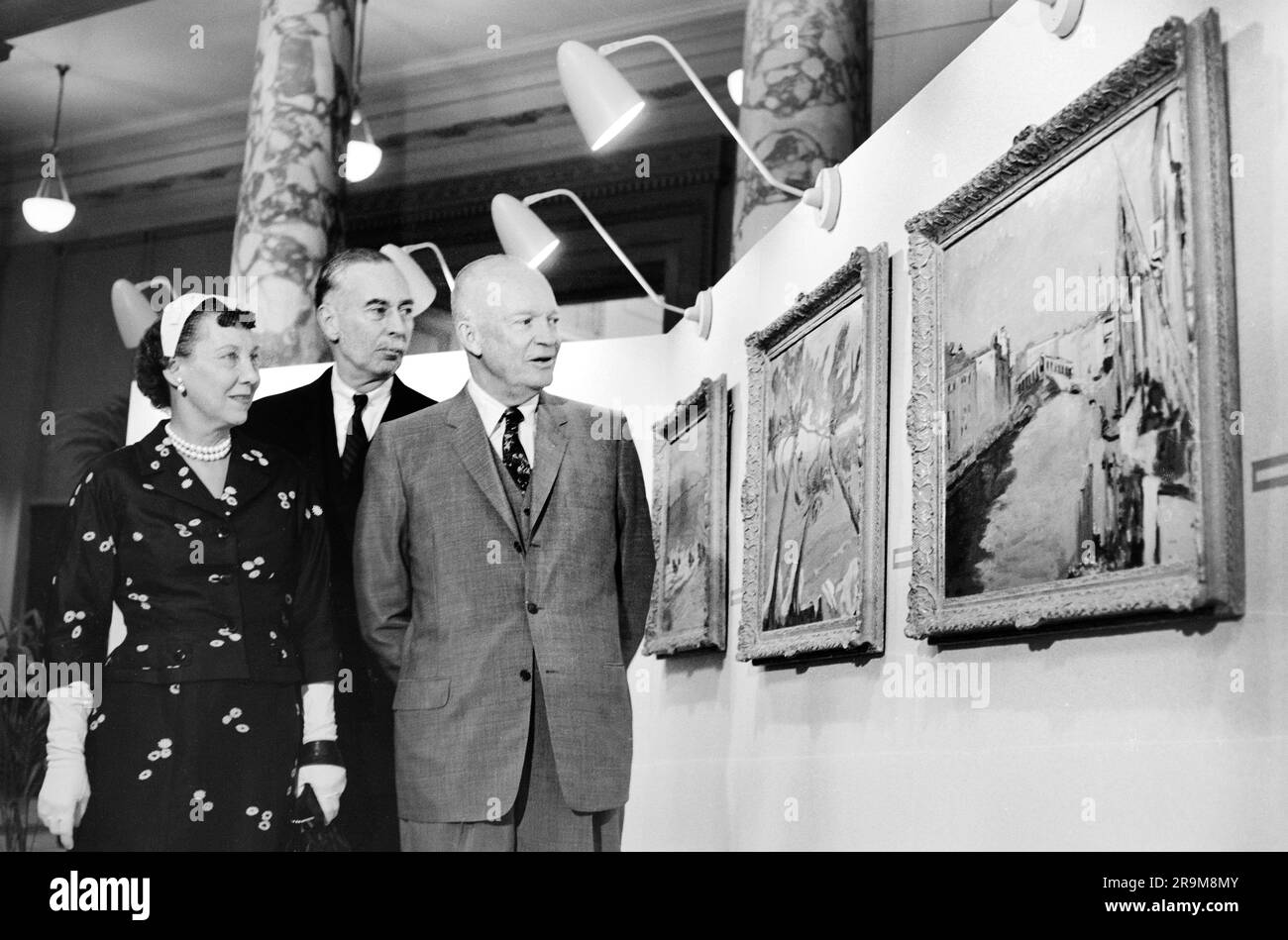 U.S. President Dwight D. Eisenhower (right), First Lady Mamie Eisenhower and Dr. Leonard Carmichael, Secretary of the Smithsonian, looking at exhibit of Winston Churchill paintings, Smithsonian Museum, Washington, D.C., USA, Warren K. Leffler, U.S. News & World Report Magazine Photograph Collection, April 1958 Stock Photo