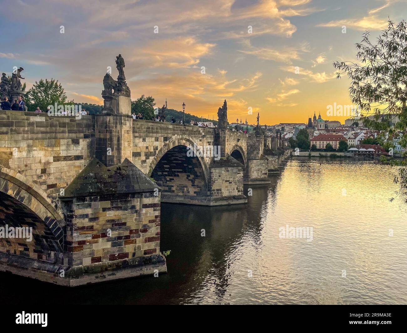 Medieval stone arch bridge hi-res stock photography and images - Alamy