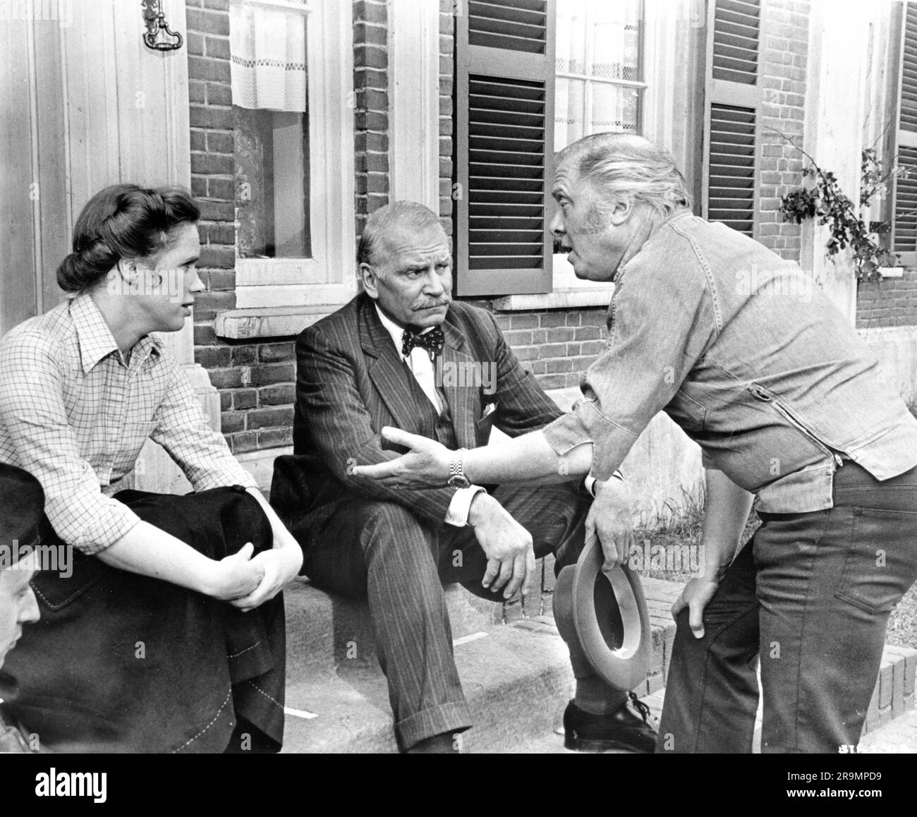 LIV ULLMANN LAURENCE OLIVIER and Director RICHARD ATTENBOROUGH on set candid during filming of A BRIDGE TOO FAR 1977 director RICHARD ATTENBOROUGH screenplay William Goldman based on the book by Cornelius Ryan USA-UK co-production Joseph E. Levine Productions / United Artists Stock Photo