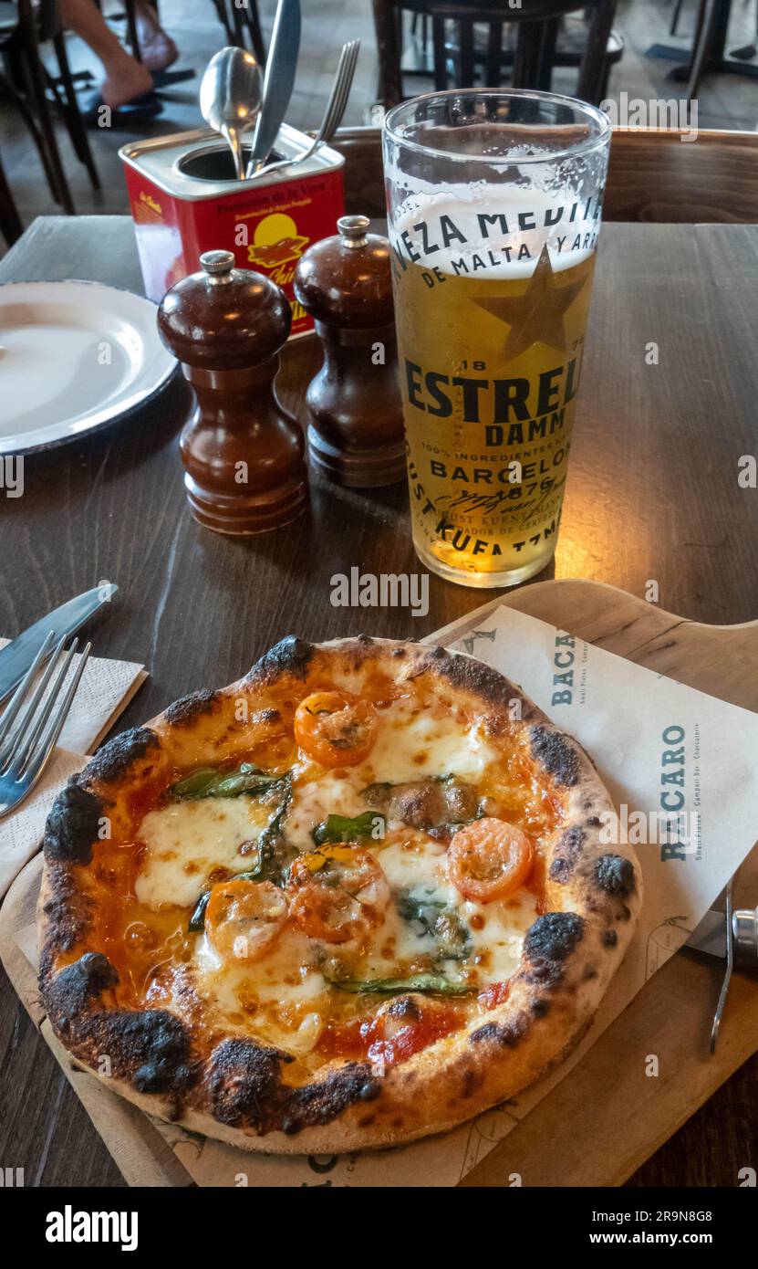 A mini pizza and Spanish Estella beer at Baraco on Castle Street, Liverpool Stock Photo