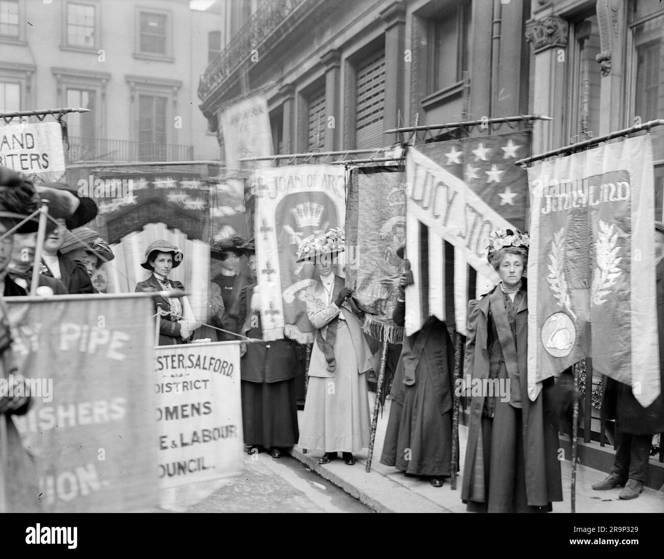 Suffragettes taking part in a pageant by the National Union of Women’s Suffrage Societies, June 1908 Stock Photo