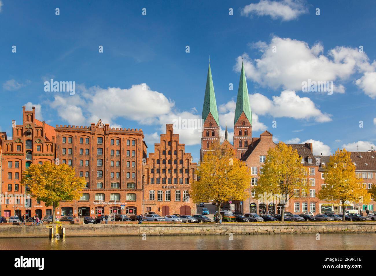 The church of St. Mary towering above historic houses on the edge of the river Trave in Luebeck (Lubeck), Schleswig-Holstein, Germany Stock Photo