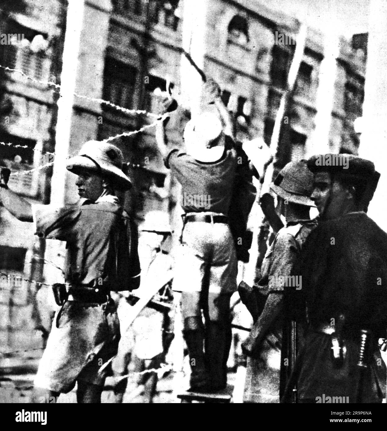 Indian Independence Movement 1858 - 1947, British soldiers are constructing a fence from barbed wire, ADDITIONAL-RIGHTS-CLEARANCE-INFO-NOT-AVAILABLE Stock Photo