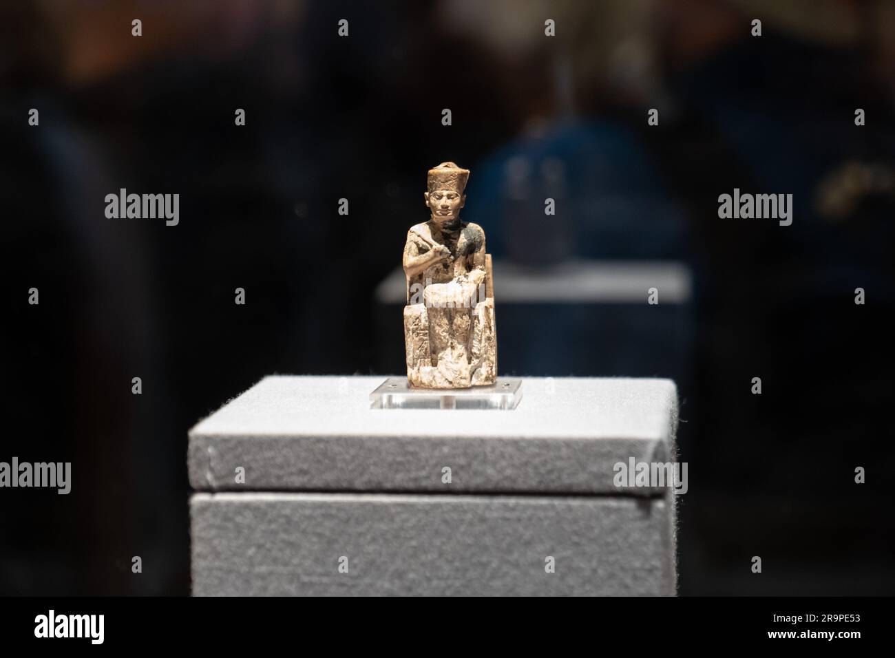 Statue of the face of an Egyptian Pharaoh Stock Photo - Alamy