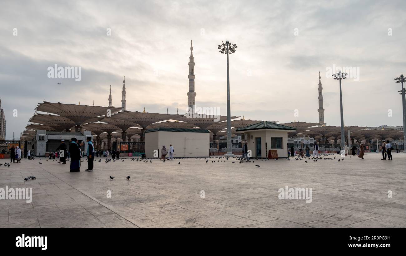 Prophet's Mosque with pilgrims in Medina Stock Photo