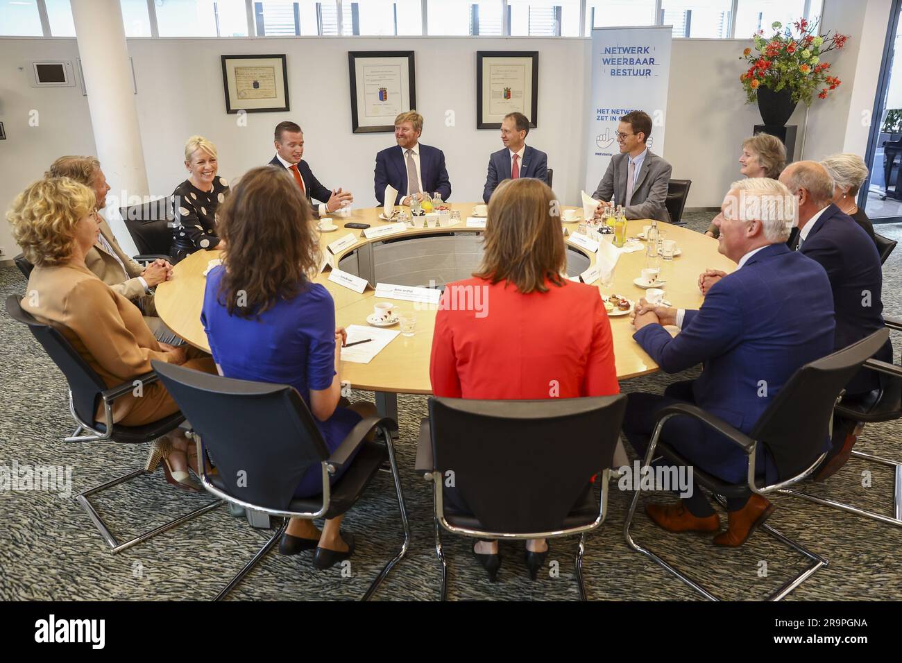 RIJSSEN - King Willem-Alexander and Minister Hanke Bruins Slot (Internal Affairs and Kingdom Relations) in conversation with administrators and council members of the Resilient Governance Network during a working visit to the Twente region. The working visit focuses on the Regio Deal Twente, cross-border cooperation with Germany and resilient governance. ANP VINCENT JANNINK netherlands out - belgium out Stock Photo