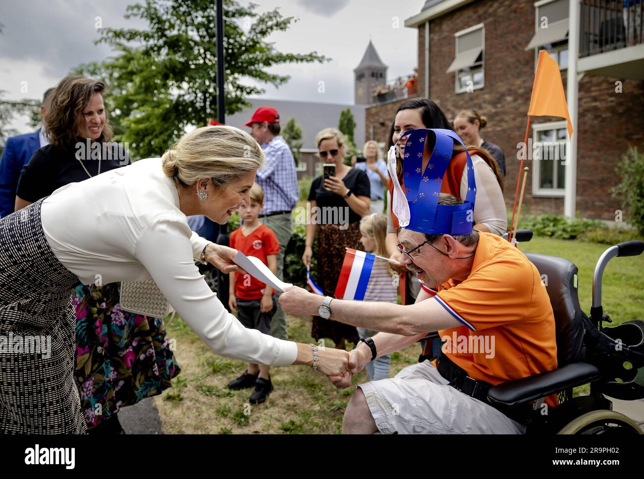 STERKSEL - Queen Maxima during a working visit to the inclusive residential area Kloostervelden. The district is connected to Stichting Kempenhaeghe in Heeze-Leende, a center of expertise for people with complex epilepsy, sleep disorders and neurological learning and developmental disorders. ANP ROBIN VAN LONKHUIJSEN netherlands out - belgium out Stock Photo