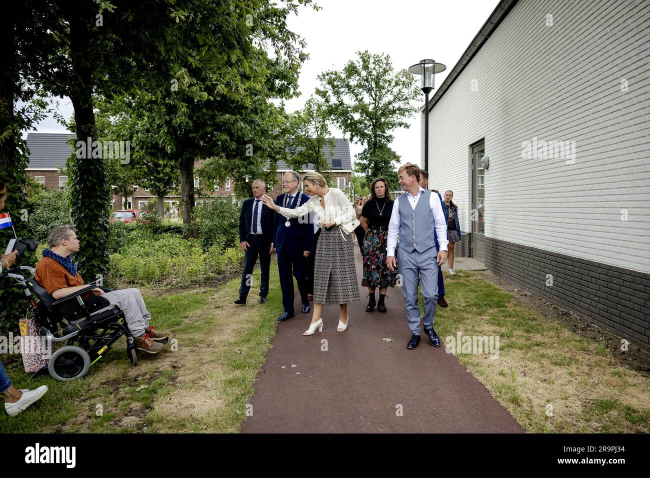 STERKSEL - Queen Maxima during a working visit to the inclusive residential area Kloostervelden. The district is connected to Stichting Kempenhaeghe in Heeze-Leende, a center of expertise for people with complex epilepsy, sleep disorders and neurological learning and developmental disorders. ANP ROBIN VAN LONKHUIJSEN netherlands out - belgium out Stock Photo