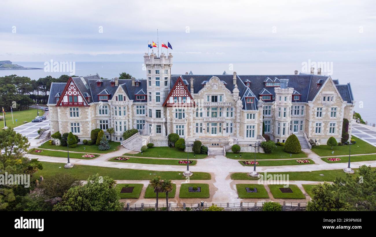 Magdalena Palace, a former royal residence, surrounded by beautiful gardens and overlooking the Cantabrian Sea. Santander, Cantabria, Spain Stock Photo